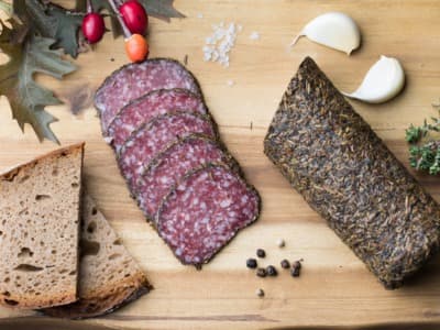 Wildschweinsalami im Kräutermantel von Venatio. Wildspezialitäten aus Jägerhand