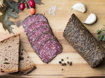 Wildschweinsalami im Kräutermantel geschnitten 150g von Venatio. Wildspezialitäten aus Jägerhand