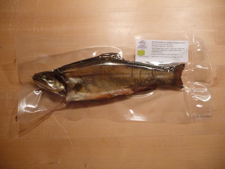 Bio Bachsaibling im Ganzen heißgeräuchert