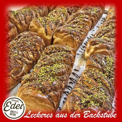 Nussstrudel mit Wallnussfülle im Ganzen von Bäckerei Eder GmbH