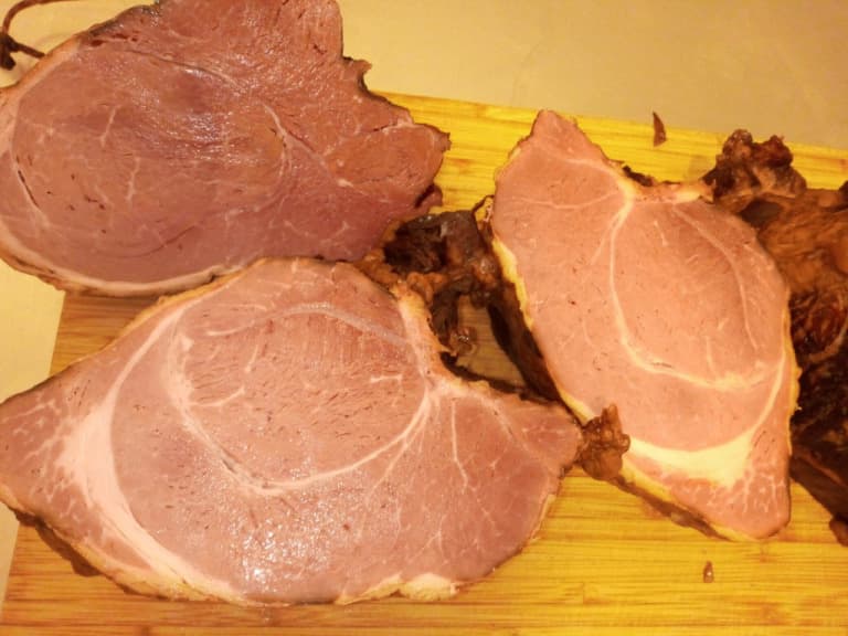 Essfertiges Weihnachtsgeselchtes vom Bio Mangalitza Schwein VORGEKOCHT