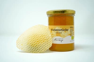Bio-Wabenstücke in Honig von Bio-Imkerei am Anninger
