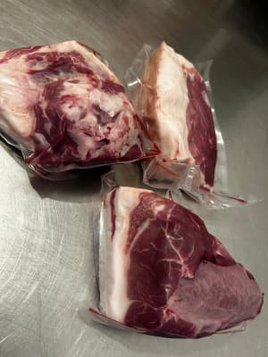 Mangalitza Bratenstücke mit Schwarte von BIOHOF BARON