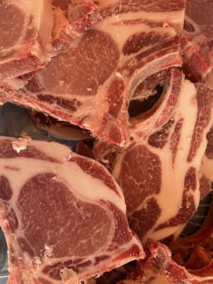 Grillkotelett mit Knochen vom Bio Mangalitzaschwein von BIOHOF BARON