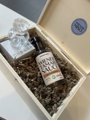 Wiener Miso Weihnachtsbox | Sojasauce mit traditionellem Sojasaucenspender aus Tokyo von WIENER MISO