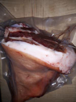 Stelze mit Knochen und Schwarte vom Bio Mangalitzaschwein von BIOHOF BARON