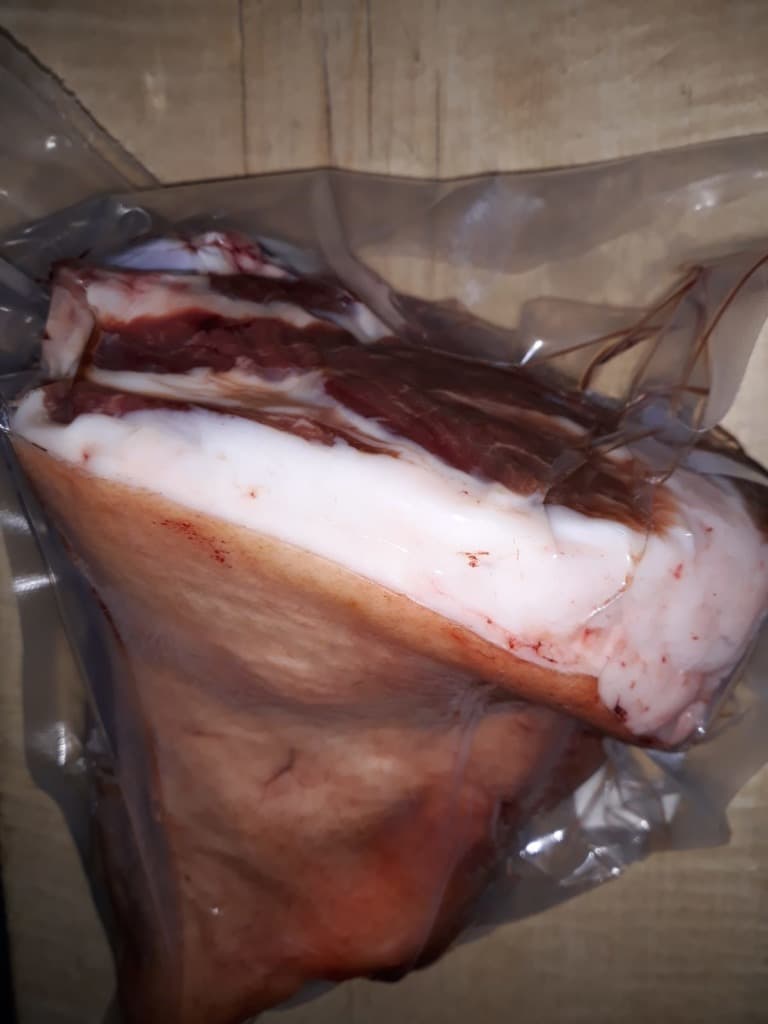 Stelze mit Knochen und Schwarte vom Bio Mangalitzaschwein
