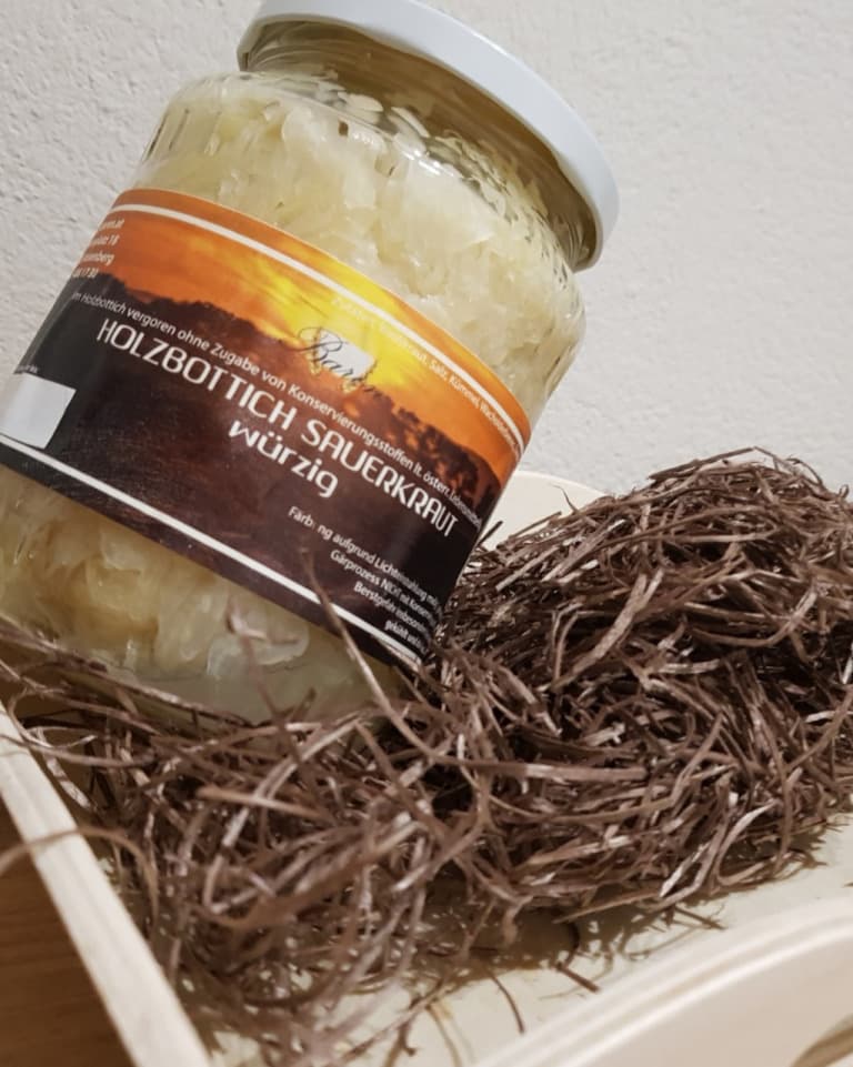 Holzbottich Sauerkraut würzig mit Zwiebel und Knoblauch