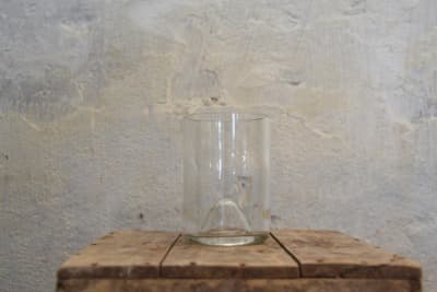 Glas weiß aus recycelter Weinflasche