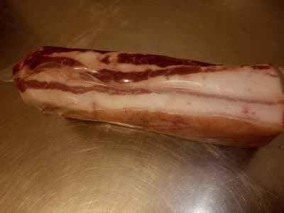 Bauchfleisch vom Bio Mangalitzaschwein mit Schwarte von BIOHOF BARON